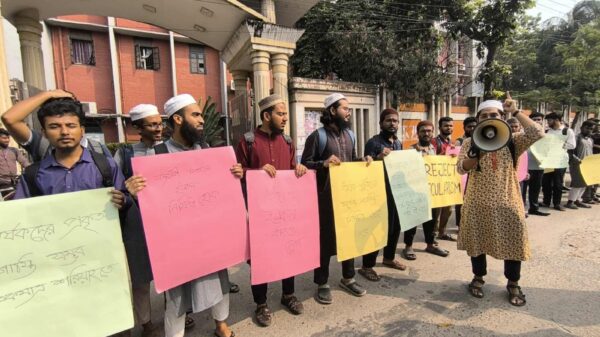 ইসকন সদস্যদের সন্ত্রাসবাদের বিরুদ্ধে বুটেক্স শিক্ষার্থীদের মানববন্ধন