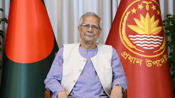 খালেদা জিয়াকে দেখতে এভারকেয়ার হাসপাতালে প্রধান উপদেষ্টা