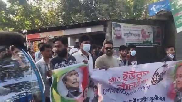 সিরাজদিখানে পুলিশের সামনে কার্যক্রম নিষিদ্ধ আওয়ামীলীগের সহযোগী সংগঠনের বিক্ষোভ মিছিল