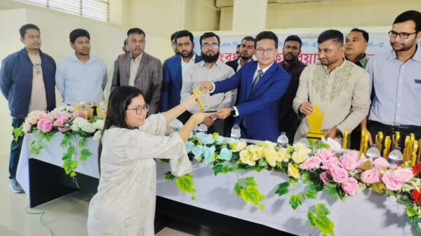 শিবচরে ক্যারিয়ার ক্লাবের উদ্যোগে জিপিএ–৫ কৃতিদের সংবর্ধনা