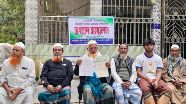 মাদারীপুরে মসজিদের সামনের সরকারি জায়গায় দখলের প্রতিবাদে সংবাদ সম্মেলন