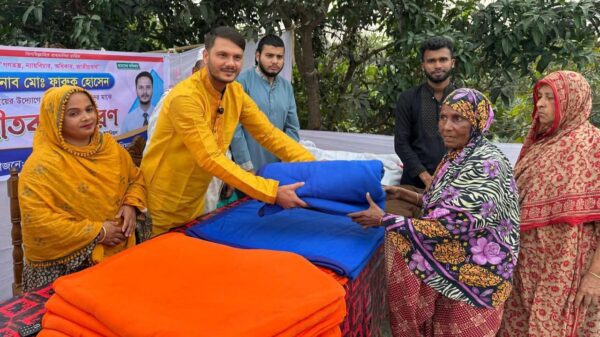 শতাধিক পরিবারের মাঝে যুবঅধিকার পরিষদের কেন্দ্রীয় নেতা ফারুকের শীতবস্ত্র বিতরণ