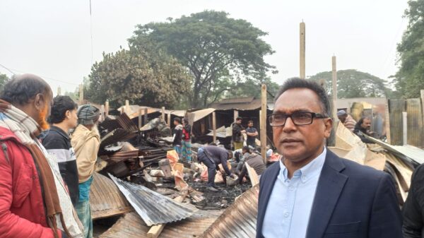 মুন্সিগঞ্জ সিরাজদিখানে ভয়াবহ অগ্নিকাণ্ডে ৮ দোকান পুড়ে ছাই