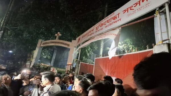 মগবাজার ফ্লাইওভার থেকে ছোড়া ককটেল বিস্ফোরণে যুবক নিহত