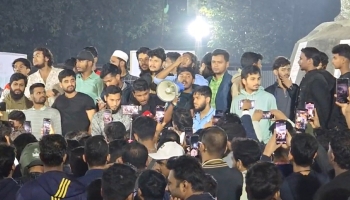 হাদির মৃত্যুর খবরে শাহবাগ অবরোধ করে বিক্ষোভ