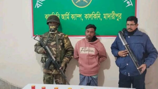 কালকিনিতে যৌথবাহিনীর অভিযানে ২৩টি ককটেলসহ যুবক আটক