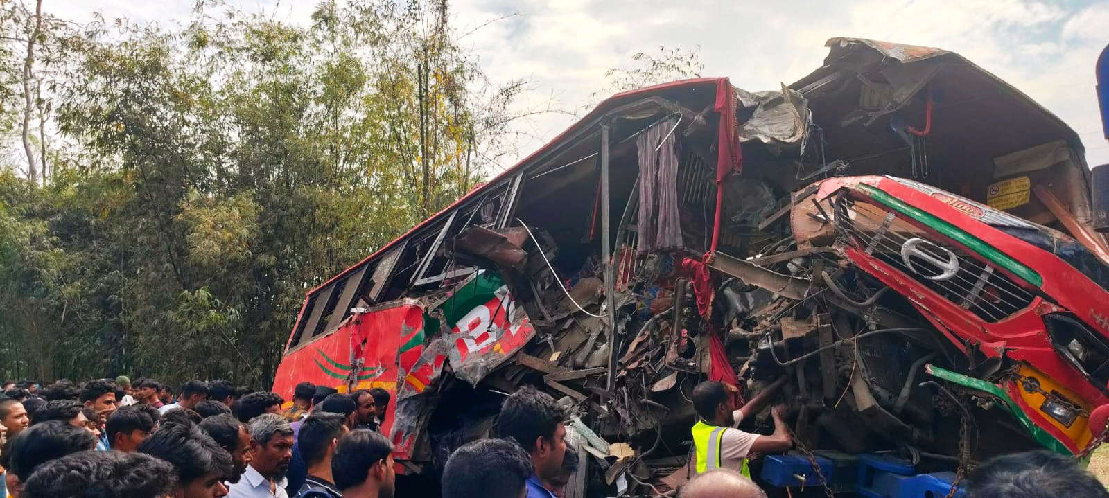 মাদারীপুরে দুই বাসের মুখোমুখি সংঘর্ষে নিহত ২ ও আহত ২৫