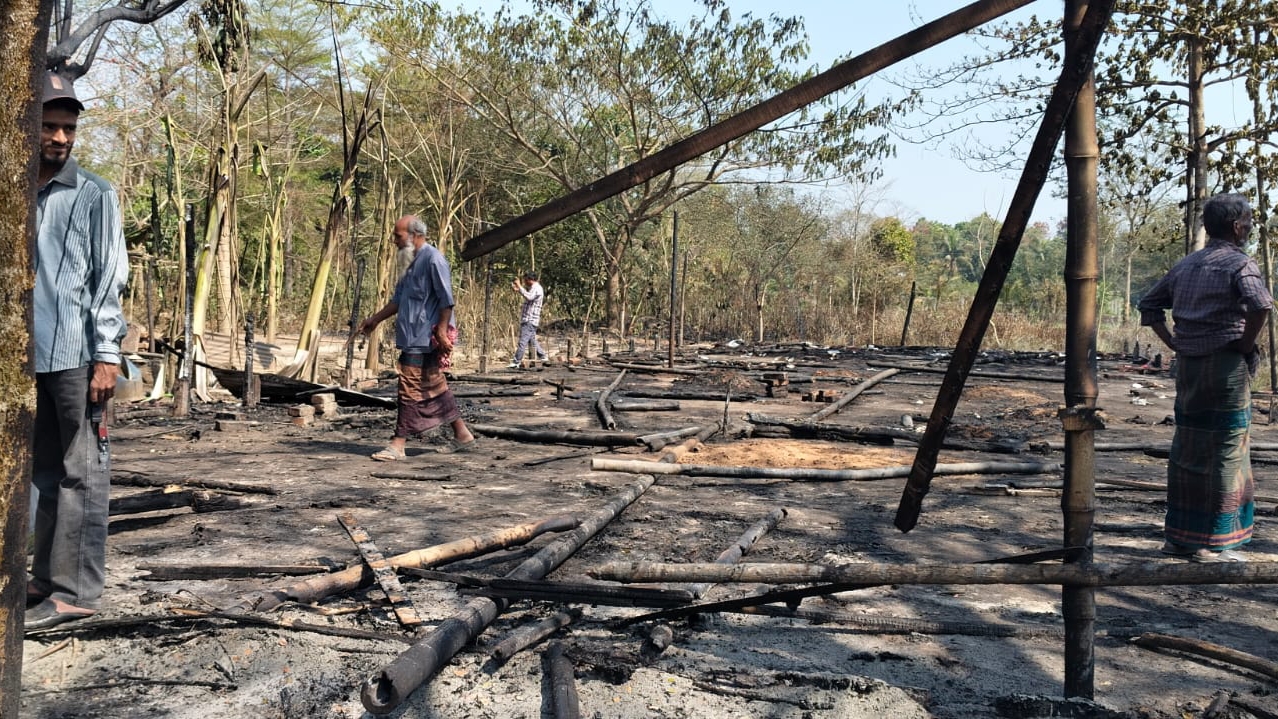 কালকিনিতে আগুনে পুড়ে তরুণ উদ্যোক্তার ফার্ম পুড়ে ছাই, ১৫ লাখ টাকার ক্ষয়ক্ষতি