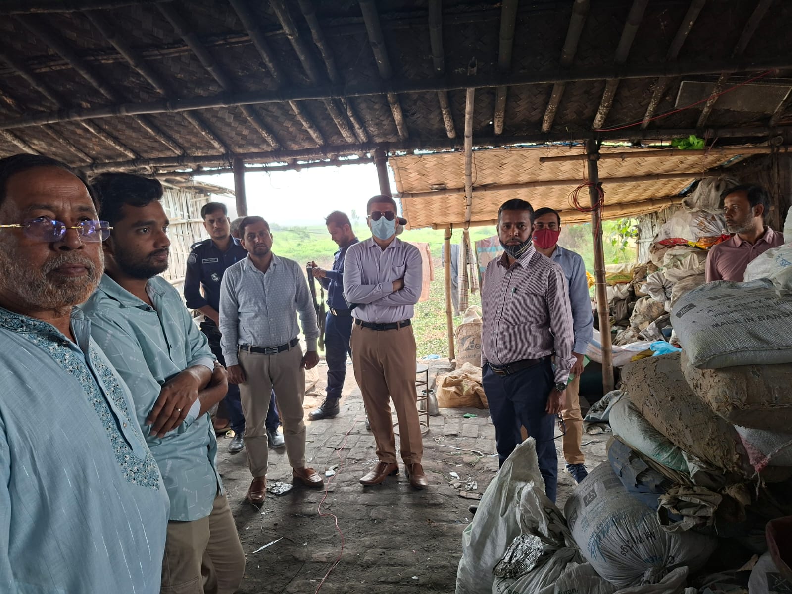 সিরাজদিখানে পরিবেশের জন্য ক্ষতিকর ভাট্টি কারখানার বিরুদ্ধে মোবাইল কোর্ট পরিচালনা