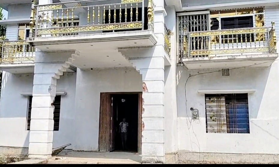 ডাসারে বসতবাড়িতে বোমা ফাটিয়ে হামলা, ভাংচুর ও লুটপাট