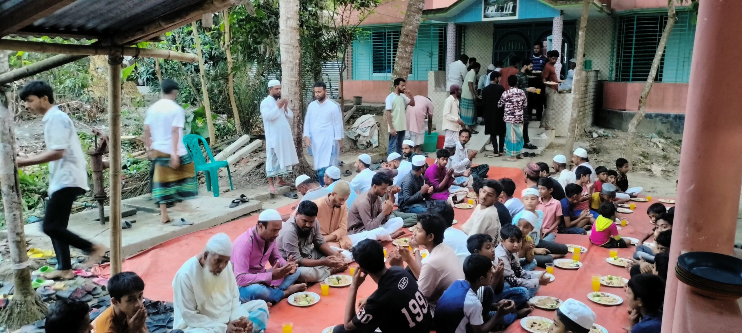 শিবচরে ইমারত হোসেনের উদ্যোগে রোজাদারদের জন্য ইফতার মাহফিল