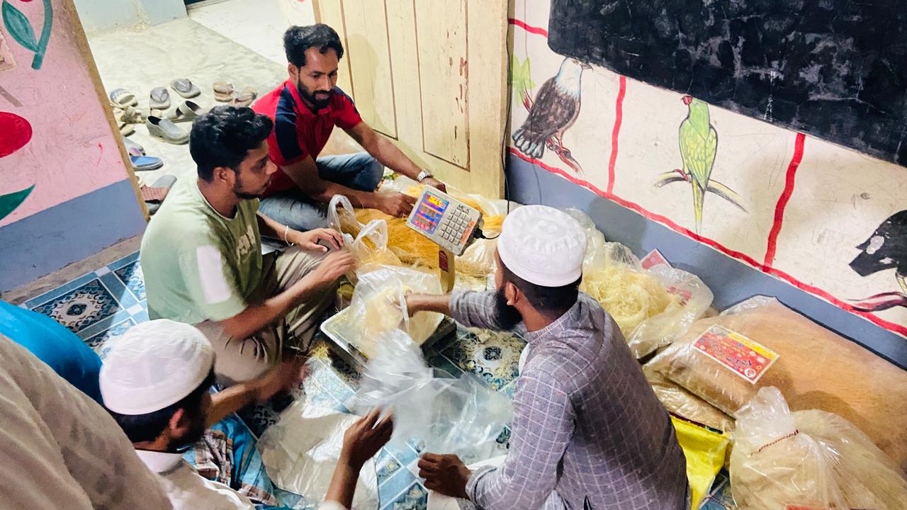 মানবতার ছোঁয়ায় ঈদের আনন্দ; শিবচর পৌরসভা ১০ নং ওয়ার্ডে ঈদসামগ্রী বিতরণ