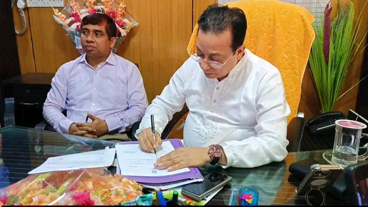 মাদারীপুর জেলা পরিষদের দায়িত্ব নিলেন খোন্দকার মাশুক