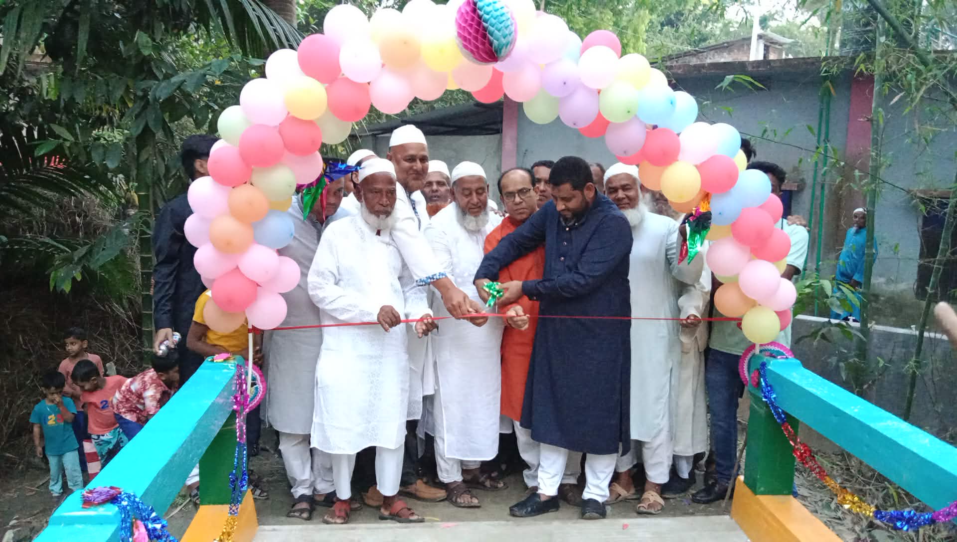 প্রবাসী মাসুদ হাওলাদারের অর্থায়নে নির্মিত ব্রিজের উদ্বোধন