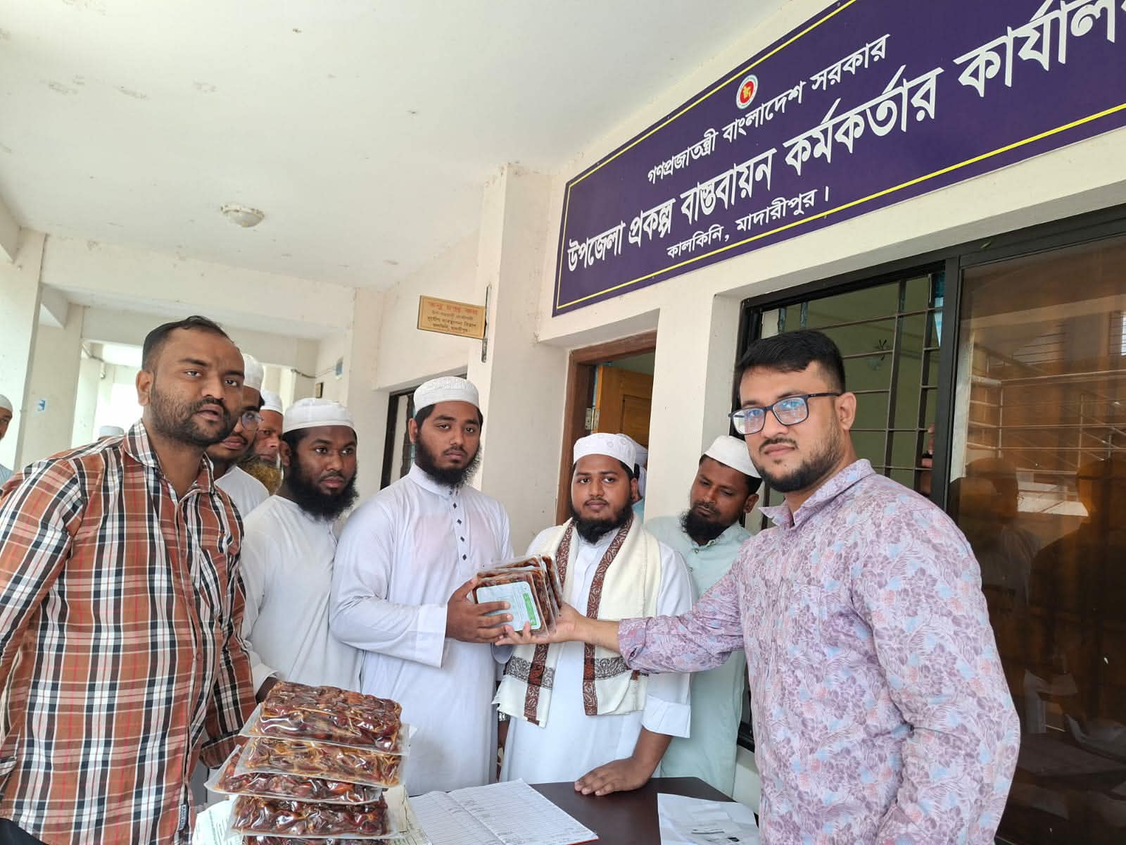 কালকিনিতে মসজিদ, মাদ্রাসা ও এতিমখানায় সৌদি সহায়তার খেজুর বিতরণ