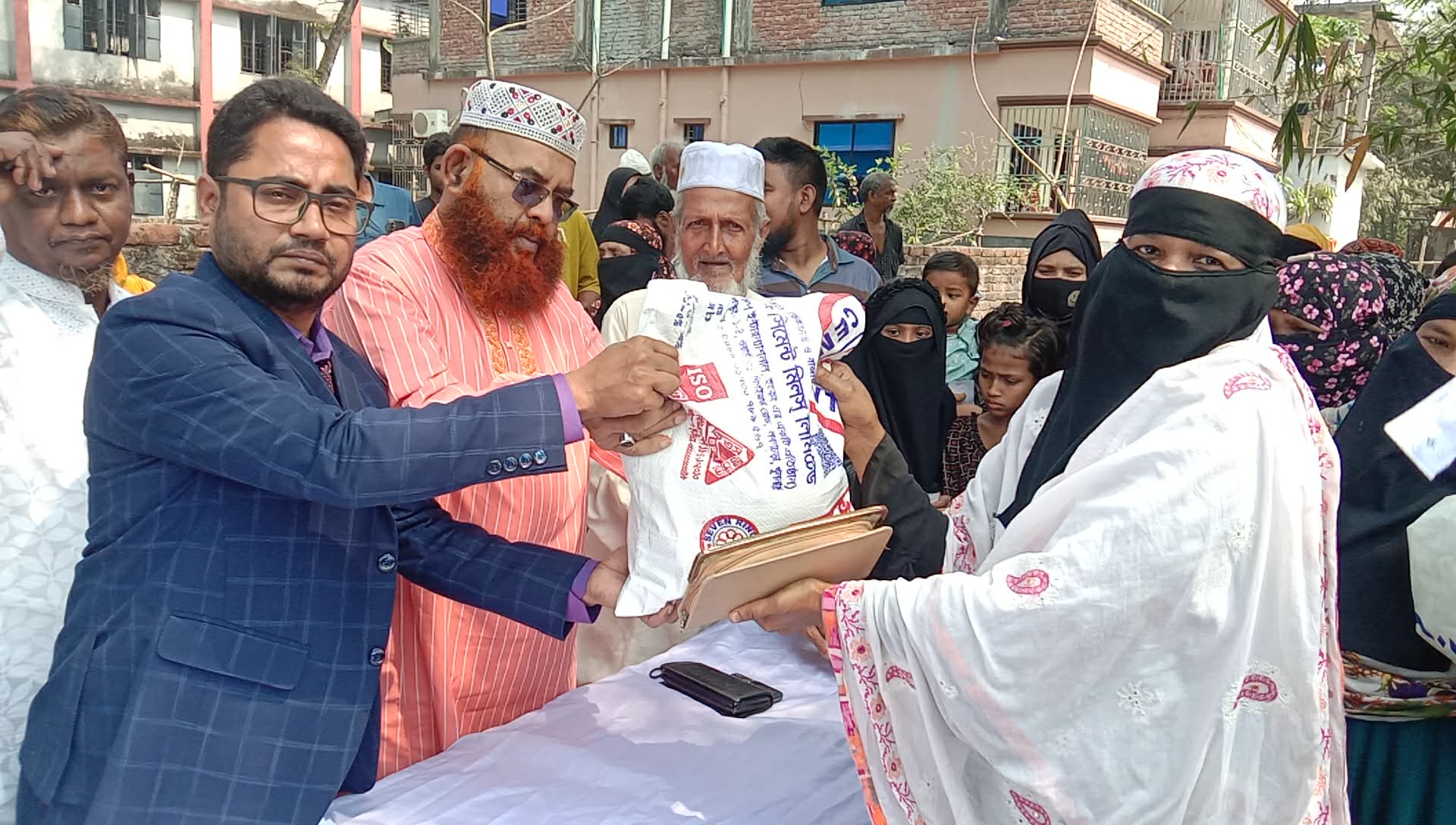 কালকিনিতে প্রগতি সেবা ফাউন্ডেশনের উদ্যোগে ৫ শতাধিক পরিবারের মাঝে ঈদ উপহার সামগ্রী বিতরণ
