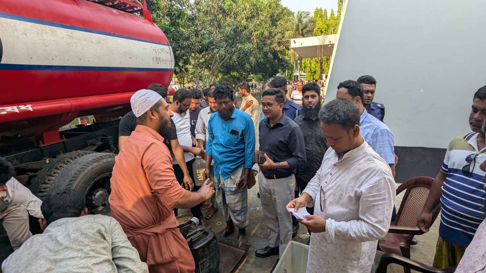 শিবচরে প্রশাসনের উদ্যোগে কৃষকদের মাঝে ১২ হাজার লিটার ডিজেল বিতরণ