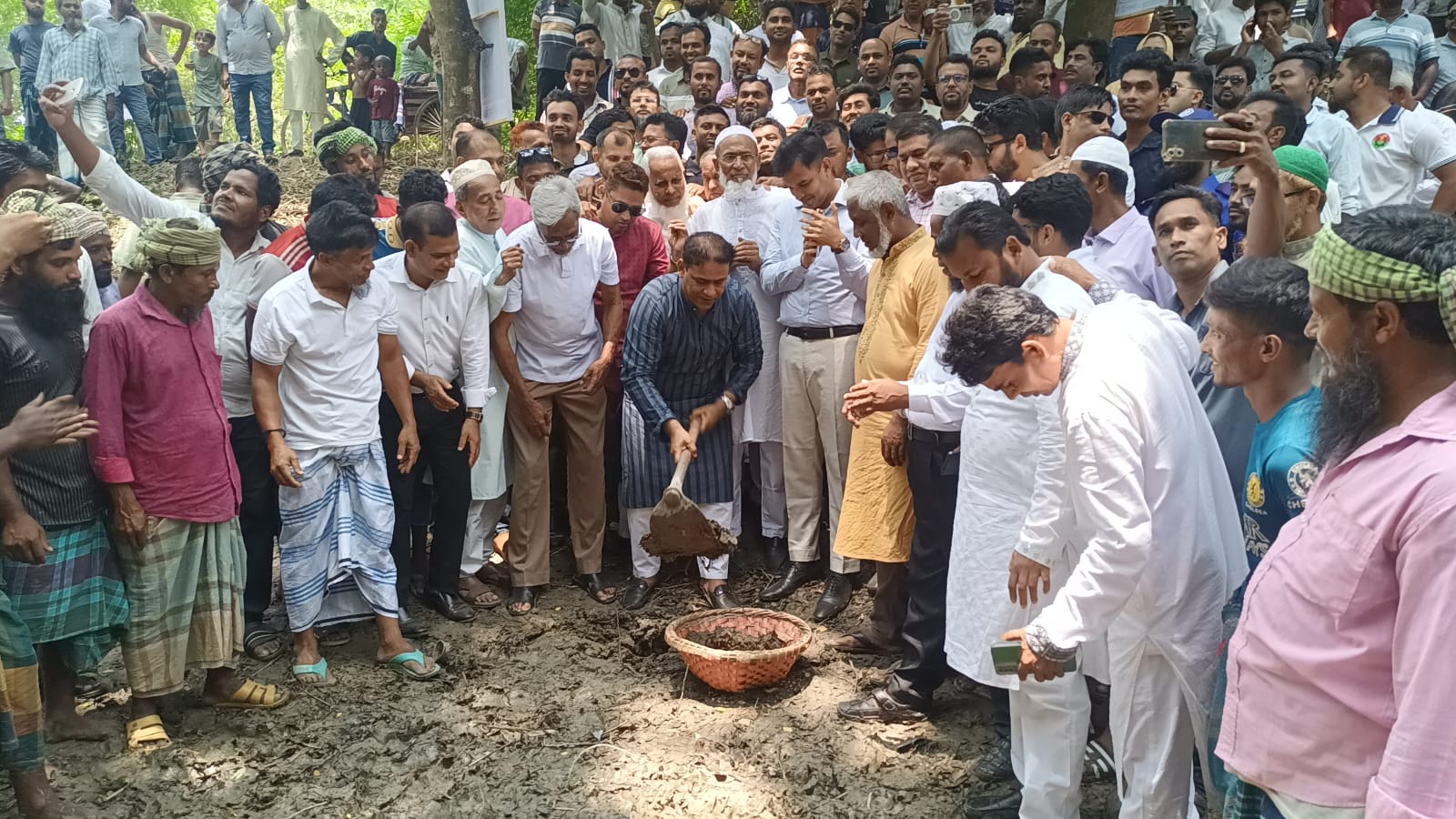 মাদারীপুরে পৃথক দুটি খাল পুনঃখননের উদ্বোধন করলেন এমপি: খোকন