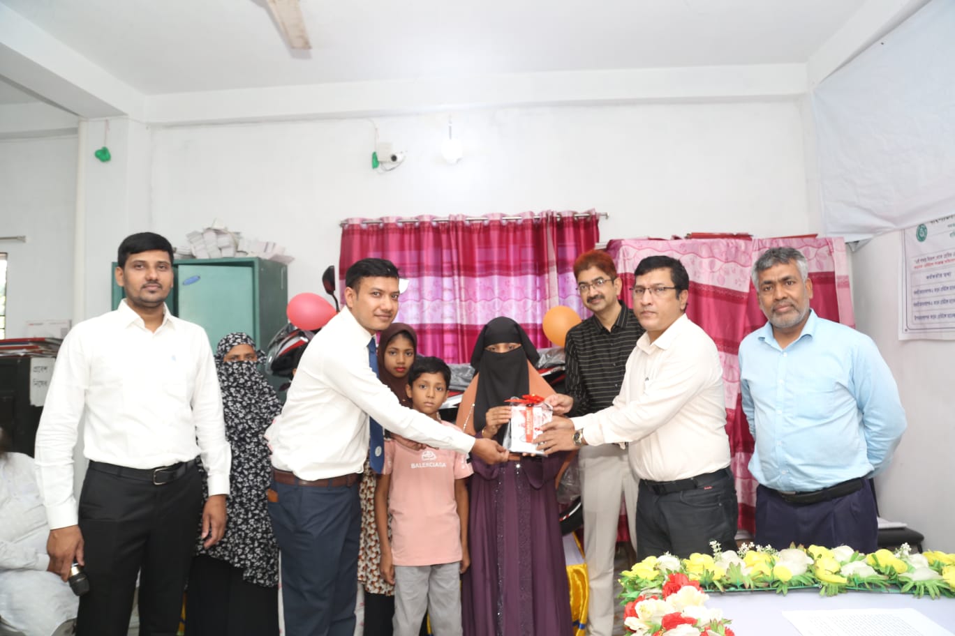 রেমিট্যান্সে ভাগ্য বদল: কৃষি ব্যাংকের লটারিতে মোটরসাইকেল জিতলেন শিবচরের রাবেয়া