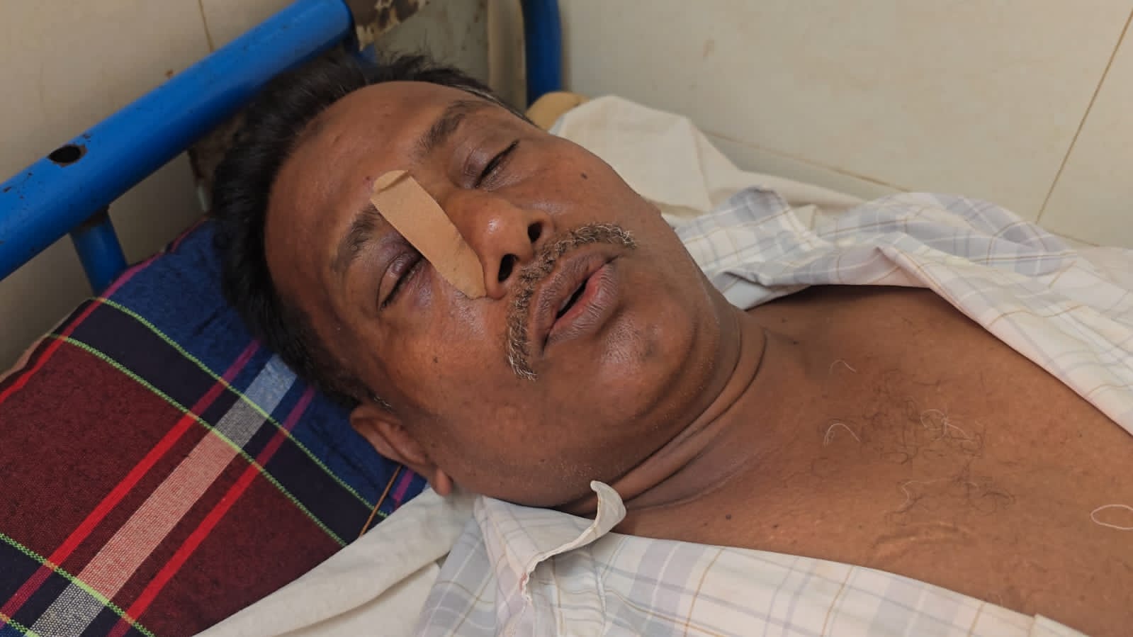 কালকিনিতে চাঁদা না দেওয়ায় ব্যবসায়ীকে পিটিয়ে আহত ও নগদ অর্থ ছিনিয়ে নেয়ার অভিযোগ
