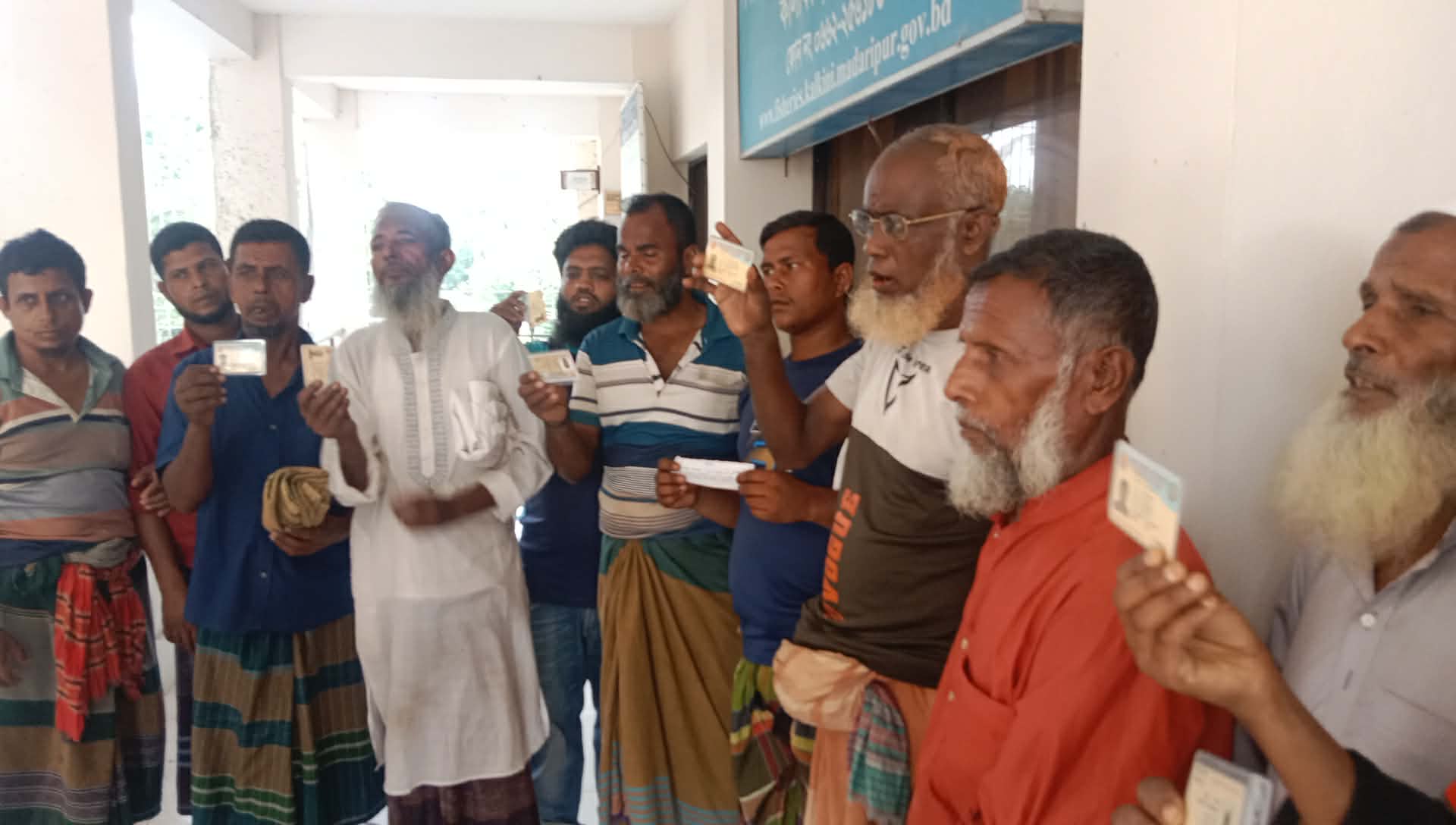 কালকিনিতে জেলেদের চাল বিতরনে অনিয়মের অভিযোগ