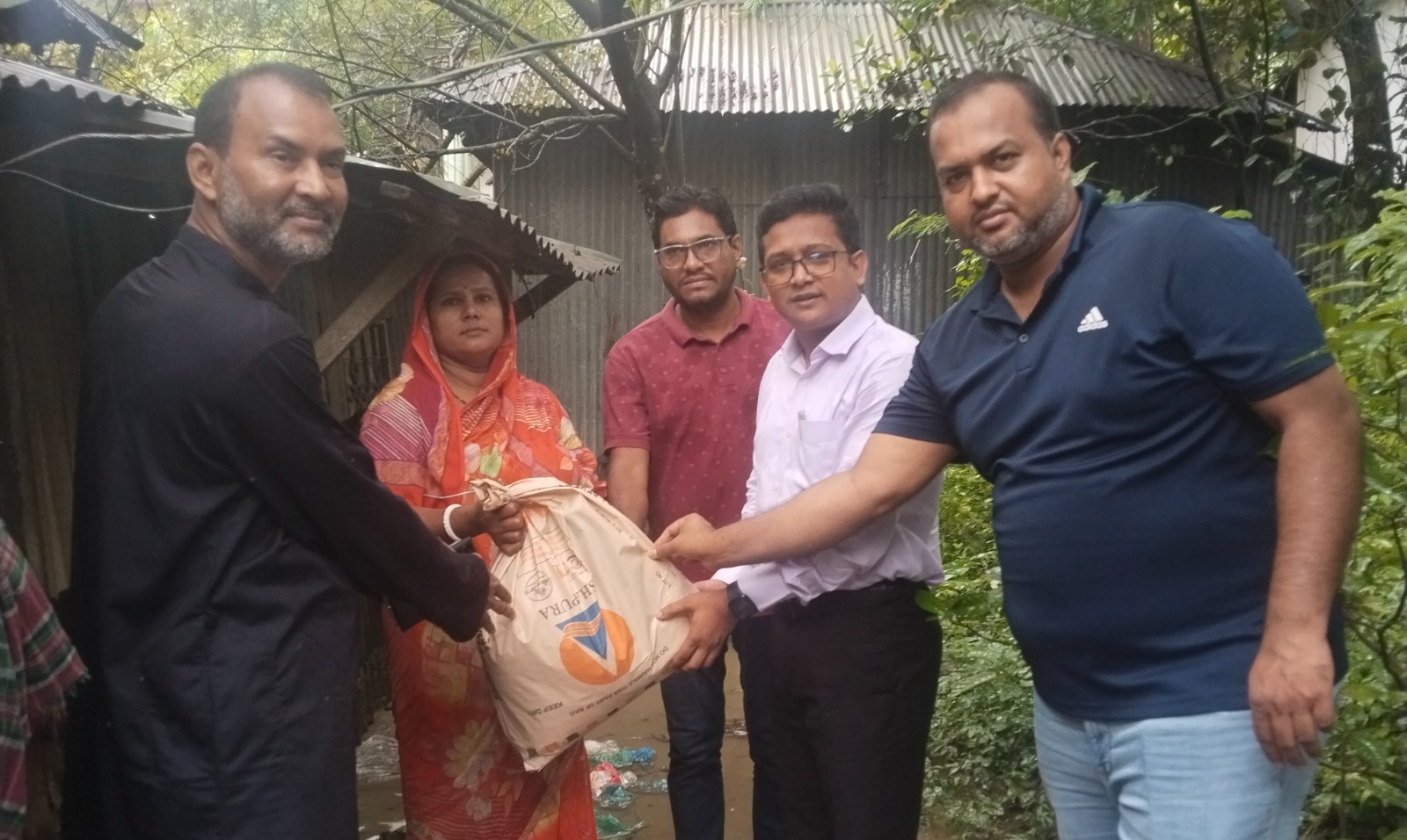 শিবচরে পানিবন্দি পরিবারের পাশে ইউএনও, শতাধিক পরিবারের মাঝে খাদ্যসামগ্রী বিতরণ