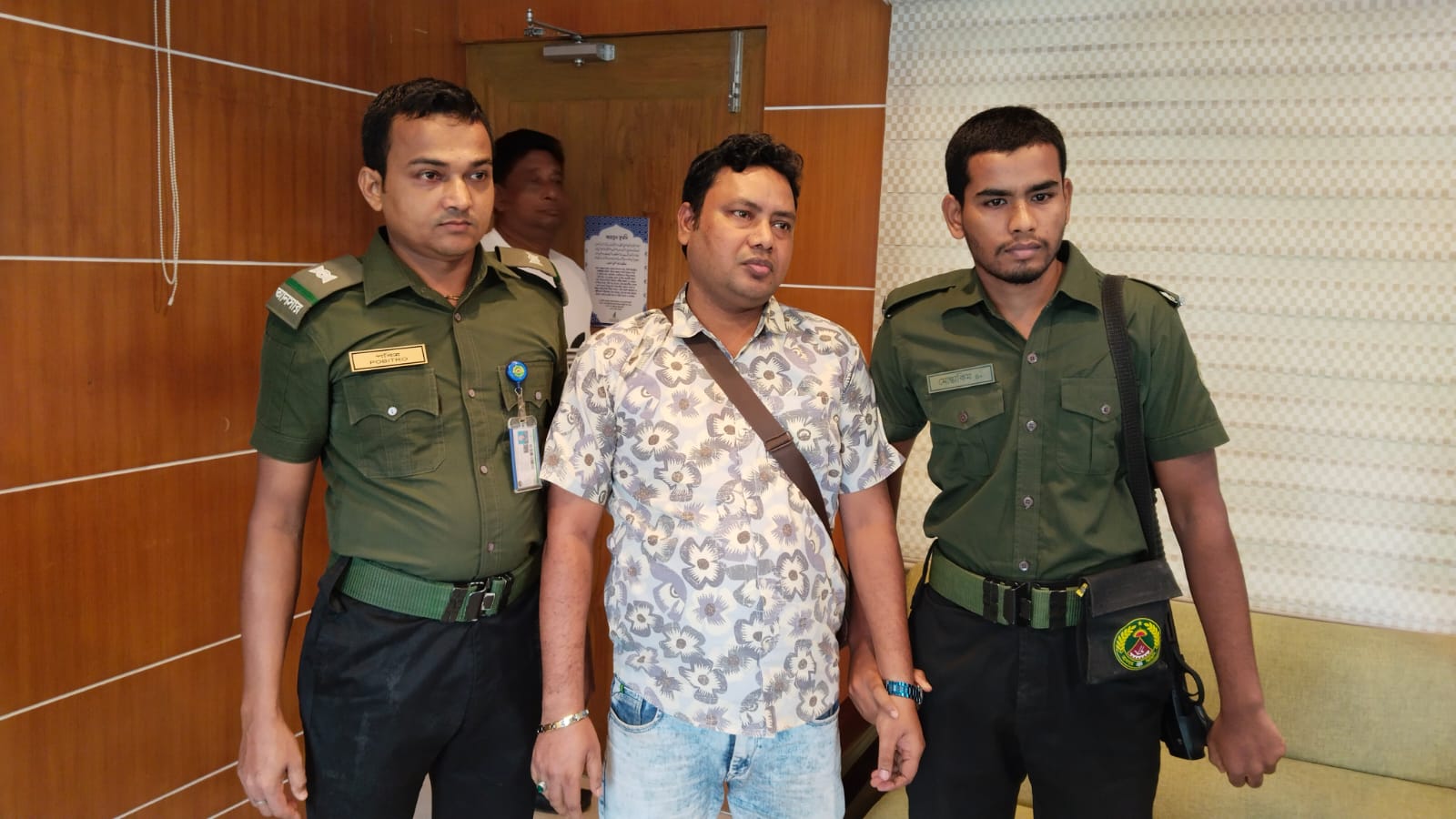 সরকারি খাসজমি নামজারির চেষ্টায় জালিয়াতি, কোটি টাকার ঘুষের প্রস্তাবের অভিযোগে শিবচরে আটক ১