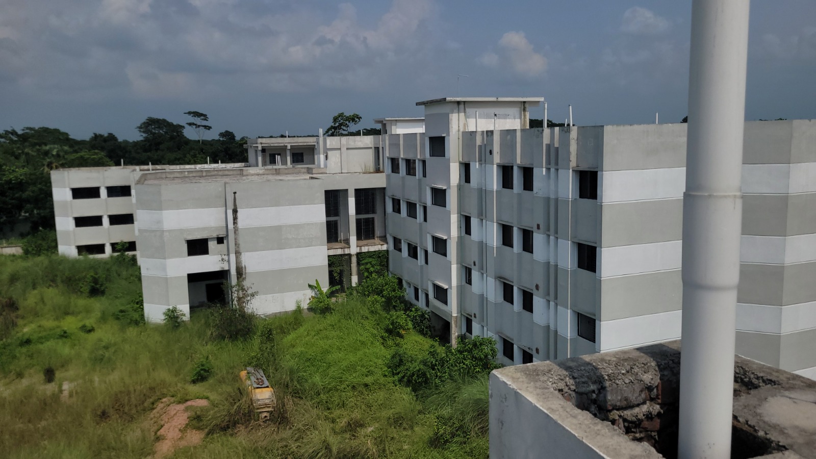 মাদারীপুরে ৩৩ কোটি টাকার নার্সিং কলেজ নির্মাণ থেমে আছে দুই বছর, মাদকসেবীদের আখড়ায় পরিণত ভবন