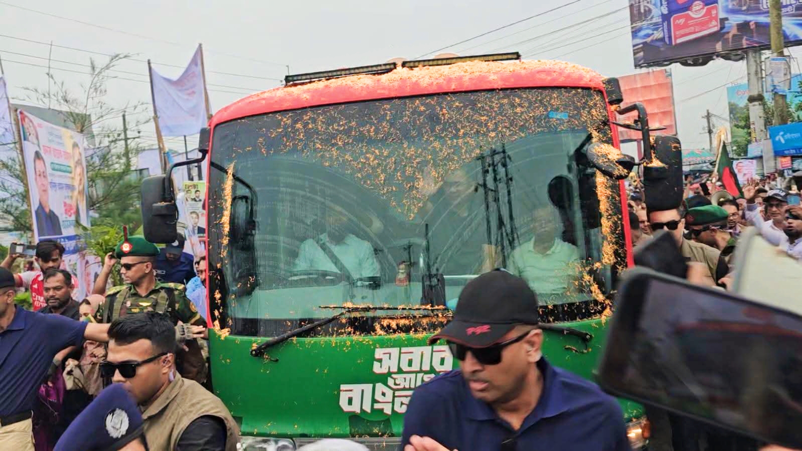 বরিশাল সফরকে ঘিরে মাদারীপুরে নেতাকর্মীদের ঢল, শুভেচ্ছা জানালেন প্রধানমন্ত্রী