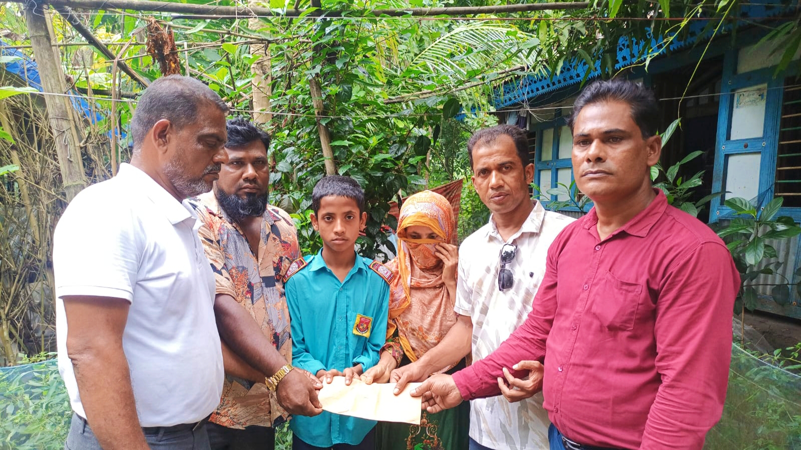 মাদারীপুরে স্থানীয় এমপির পক্ষ থেকে দুই অসহায় পরিবারকে আর্থিক সহায়তা