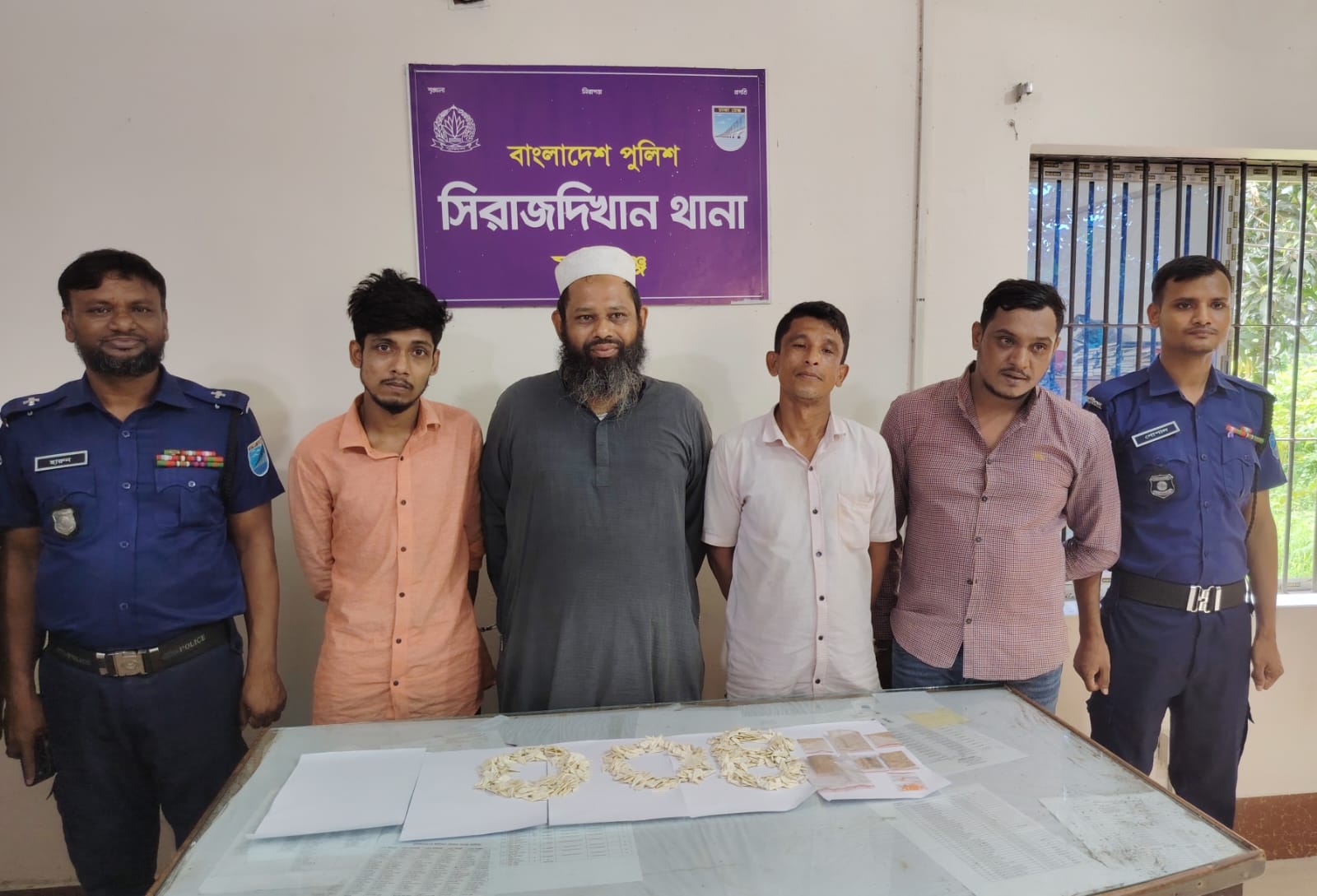 সিরাজদিখানে মাদকবিরোধী অভিযানে ইয়াবা ও ৬৬ গ্রাম হেরোইনসহ গ্রেপ্তার ৪