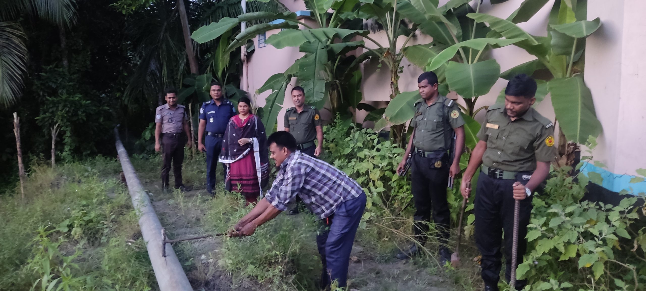 রশুনীয়ায় ফসলি জমি ভরাটের অভিযোগে প্রশাসনের অভিযান