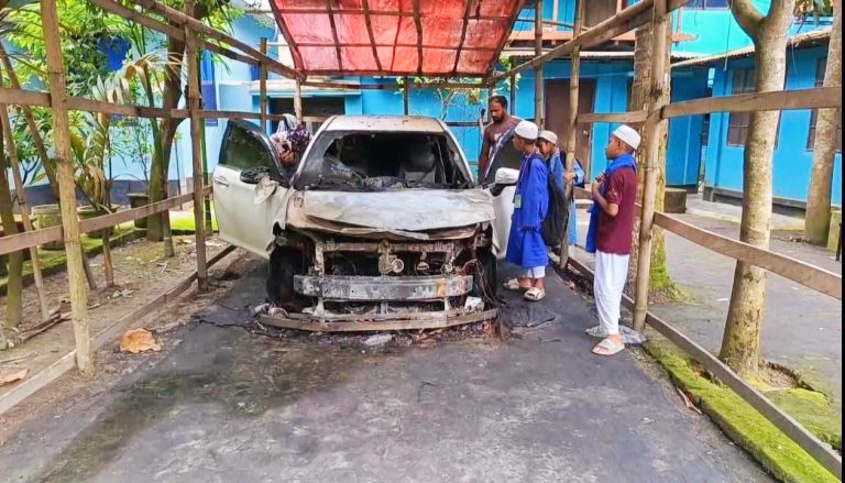 মাদারীপুরে ইসলামিক বক্তার বাড়িতে ঢুকে প্রাইভেটকারে আগুন