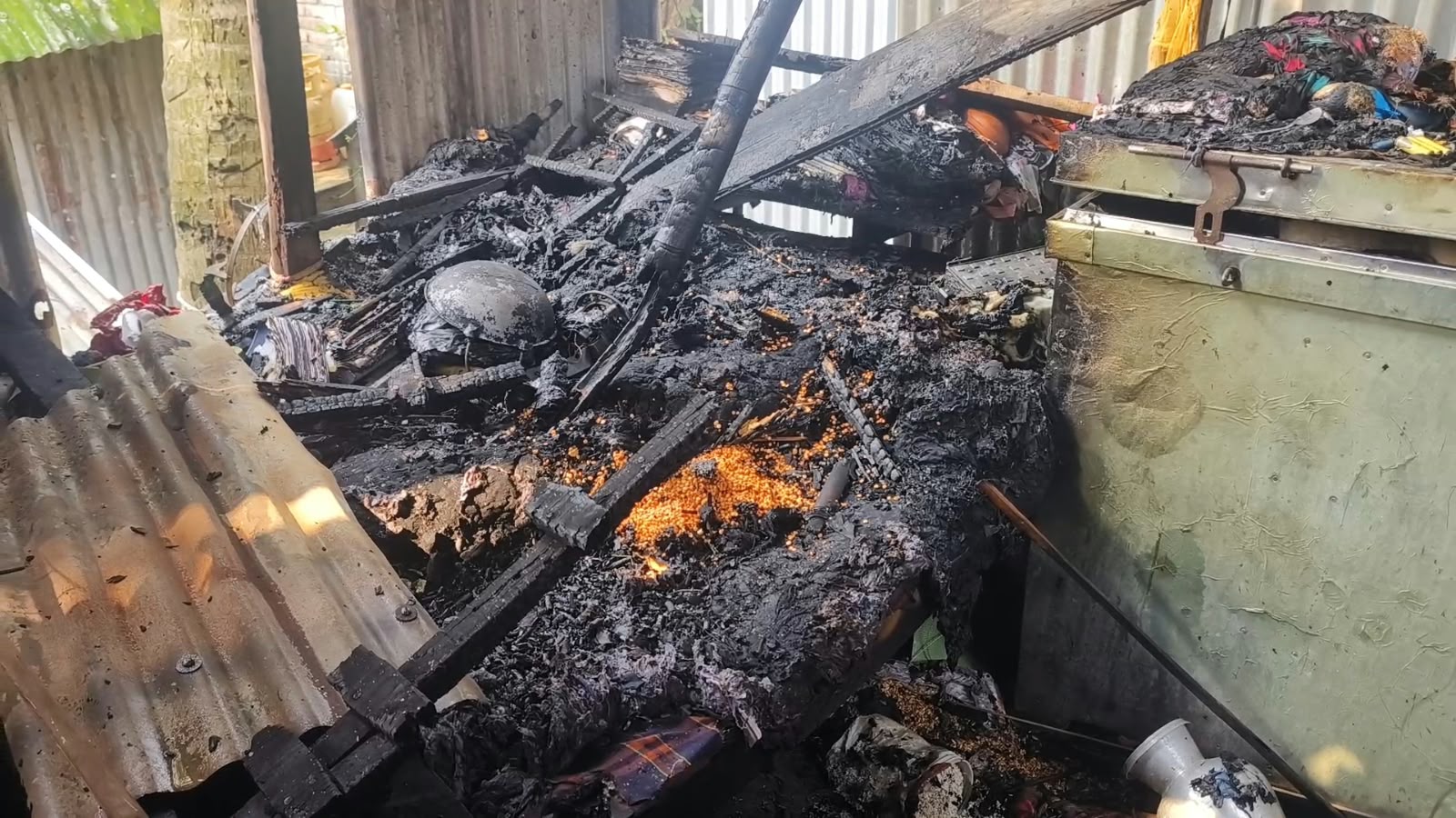 আগুনে সর্বস্ব হারিয়ে দিশেহারা পরিবার, শিবচরে পুড়ল ঘরসহ ৩ ছাগল