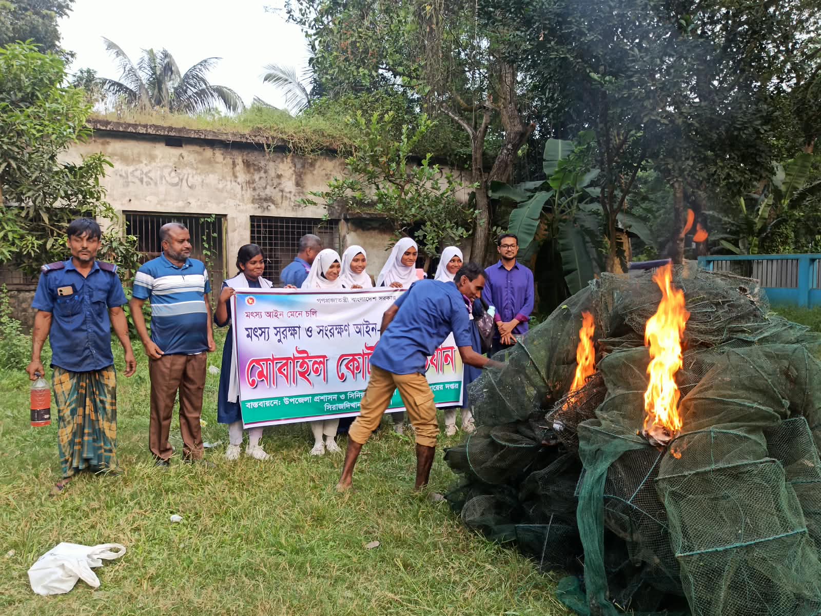 সিরাজদিখানে আড়াই লাখ টাকার চায়না দুয়ারী জাল বিনষ্ট