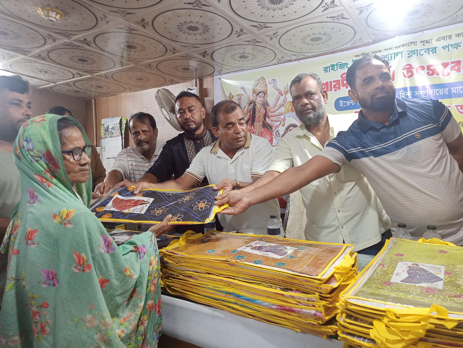সিরাজদিখানে শারদীয় দুর্গোৎসব উপলক্ষে সনাতন ধর্মাবলম্বীদের মাঝে বস্ত্র বিতরণ